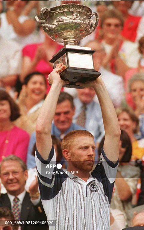 Boris Becker dari Jerman memegang trofi untuk memenangkan gelar tunggal putra di Australia Terbuka 28 Januari, setelah mengalahkan Michael Chang dari AS, di Melbourne 28 Januari 1996.