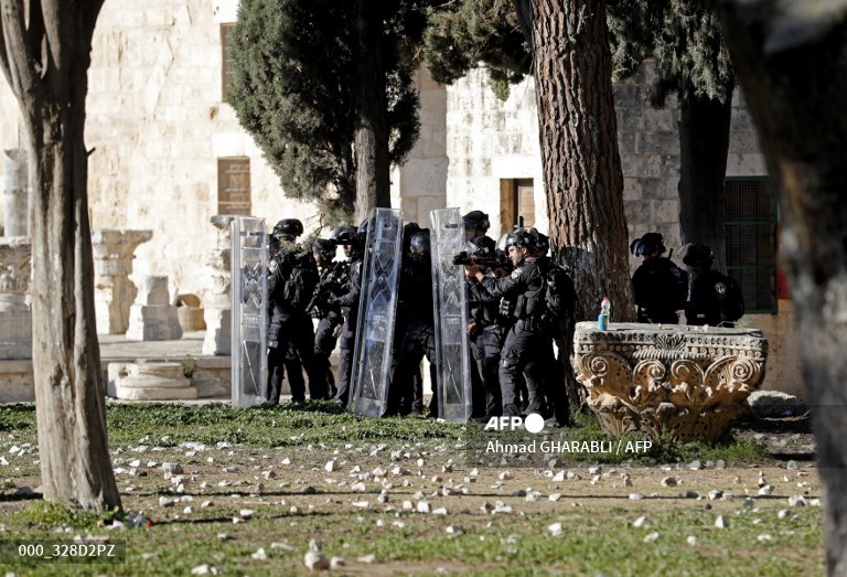 Polisi Israel bentrok dengan warga Palestina di kompleks masjid Al-Aqsa Yerusalem, pada 15 April 2022. Saksi mata mengatakan bahwa pengunjuk rasa Palestina melemparkan batu ke pasukan keamanan Israel, yang menembakkan peluru karet ke beberapa demonstran.
