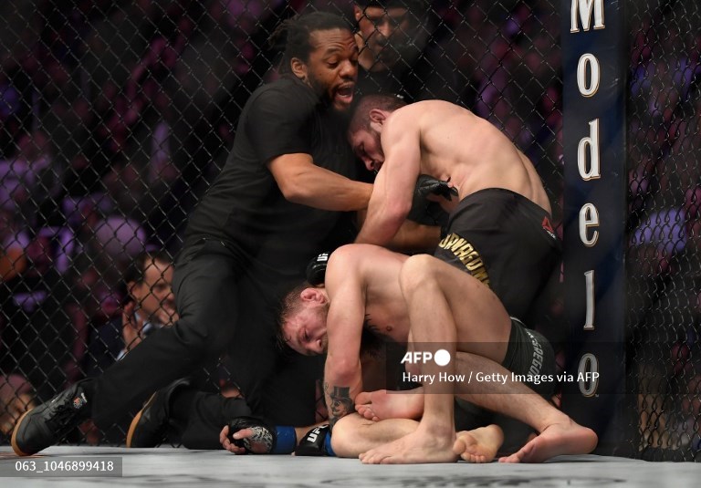 Wasit Herb Dean memisahkan Khabib Nurmagomedov dari Conor McGregor pada laga UFC 229 di dalam T-Mobile Arena pada 6 Oktober 2018 di Las Vegas, Nevada. 